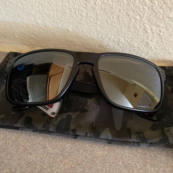 Oakley Holbrook - Picture 1 of 3